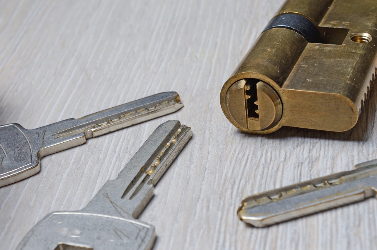 Dissassembled door lock and keys for mobile locksmith in Fort Lauderdale FL